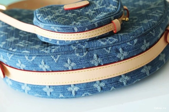 MM Croissant LOUIS VUITTON 0708